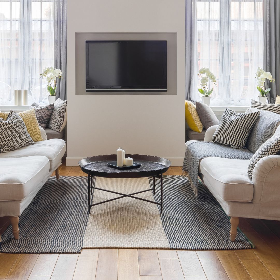 Soffgrupp och TV i vardagsrummet